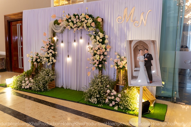 Backdrop chụp hình đám cưới tự làm bằng hoa tươi và cỏ xanh