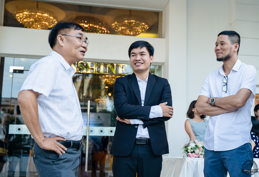Đón tiếp khách mời, ổn định chỗ ngồi cho khách tham dự